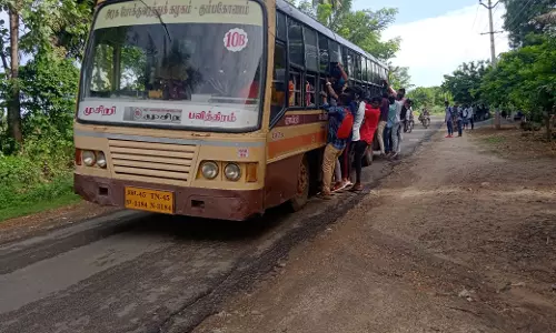 தொங்கியவாறு பயணம் செய்யும் மாணவர்கள் தொங்கியவாறு பயணம் செய்யும் மாணவர்கள்