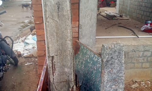 சிதிலமடைந்த மின்கம்பம்