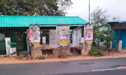 நிழற்குடை இன்றி பயணிகள் அவதி நிழற்குடை இன்றி பயணிகள் அவதி