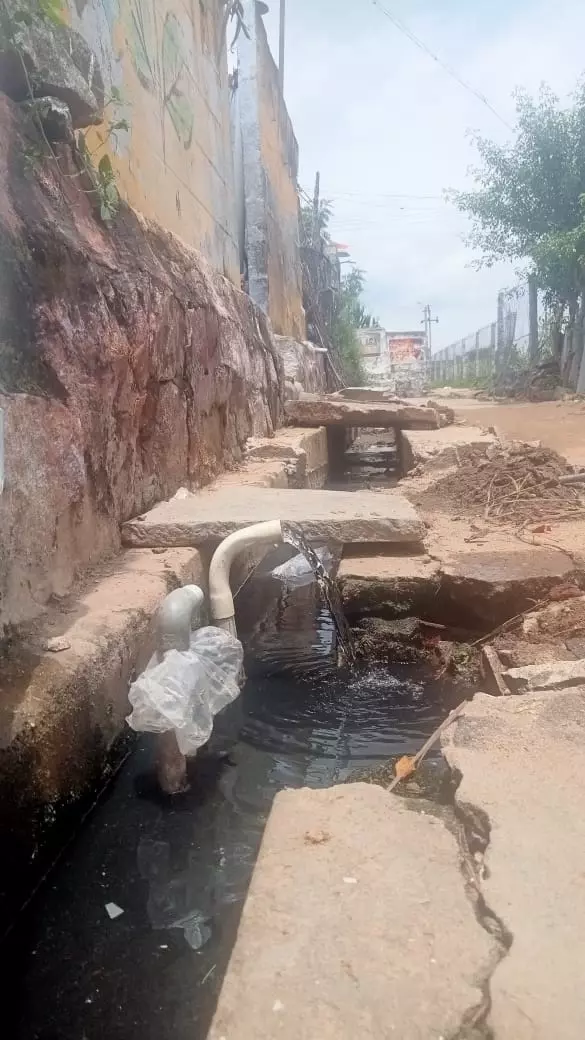 சாக்கடை கால்வாயில் ஓடும் குடிநீர் சாக்கடை கால்வாயில் ஓடும் குடிநீர்