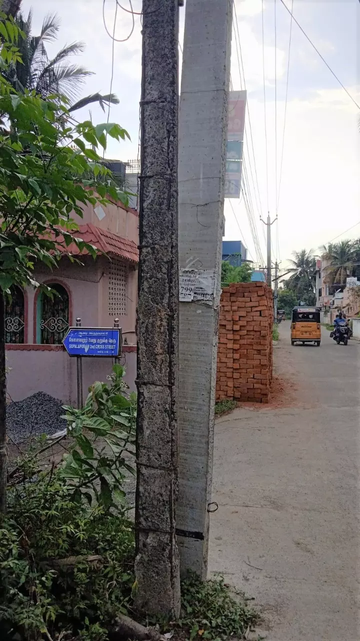 சிதிலமடைந்த மின்கம்பம்