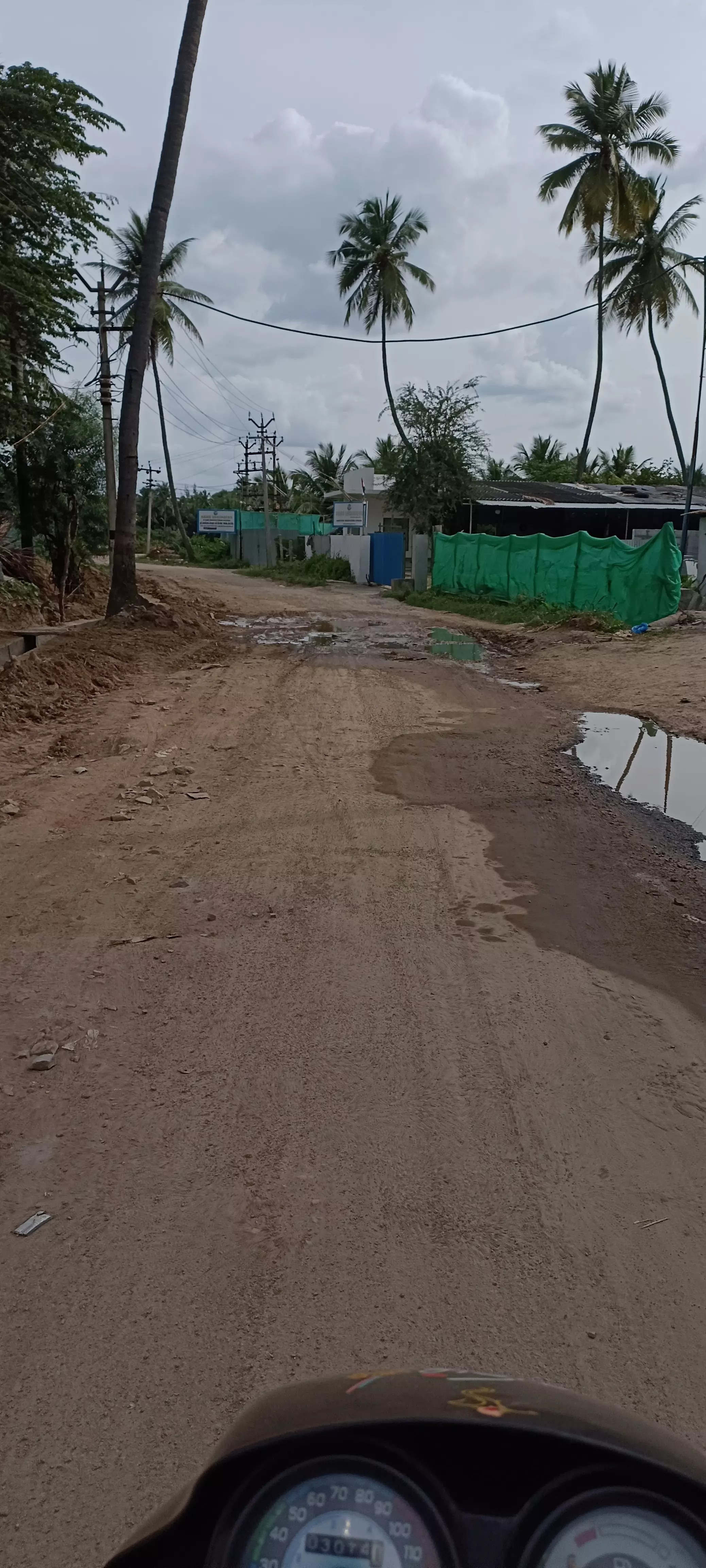 பாதியில் நிற்கும் சாலை பணி