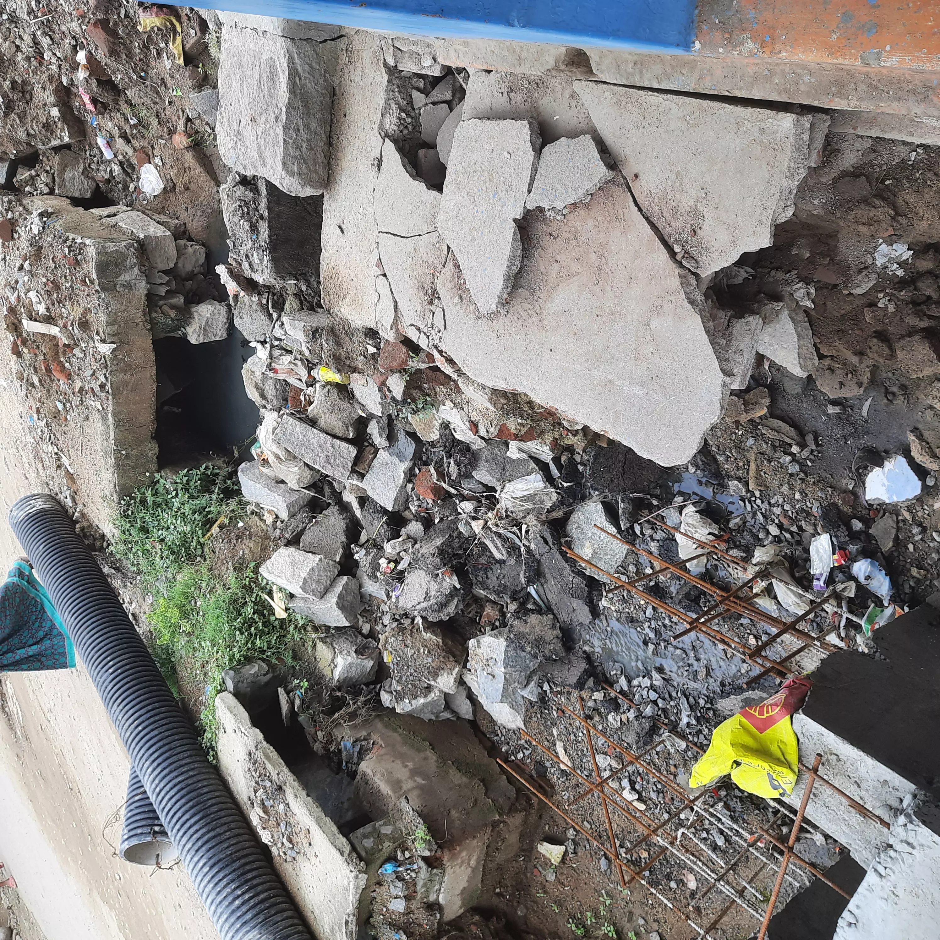 பாதியில் நிறுத்தப்பட்ட கால்வாய் பணி