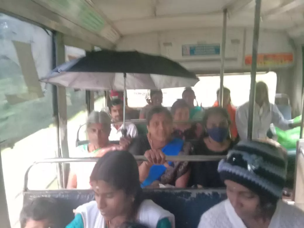 அரசு பஸ்சுக்குள் மழை