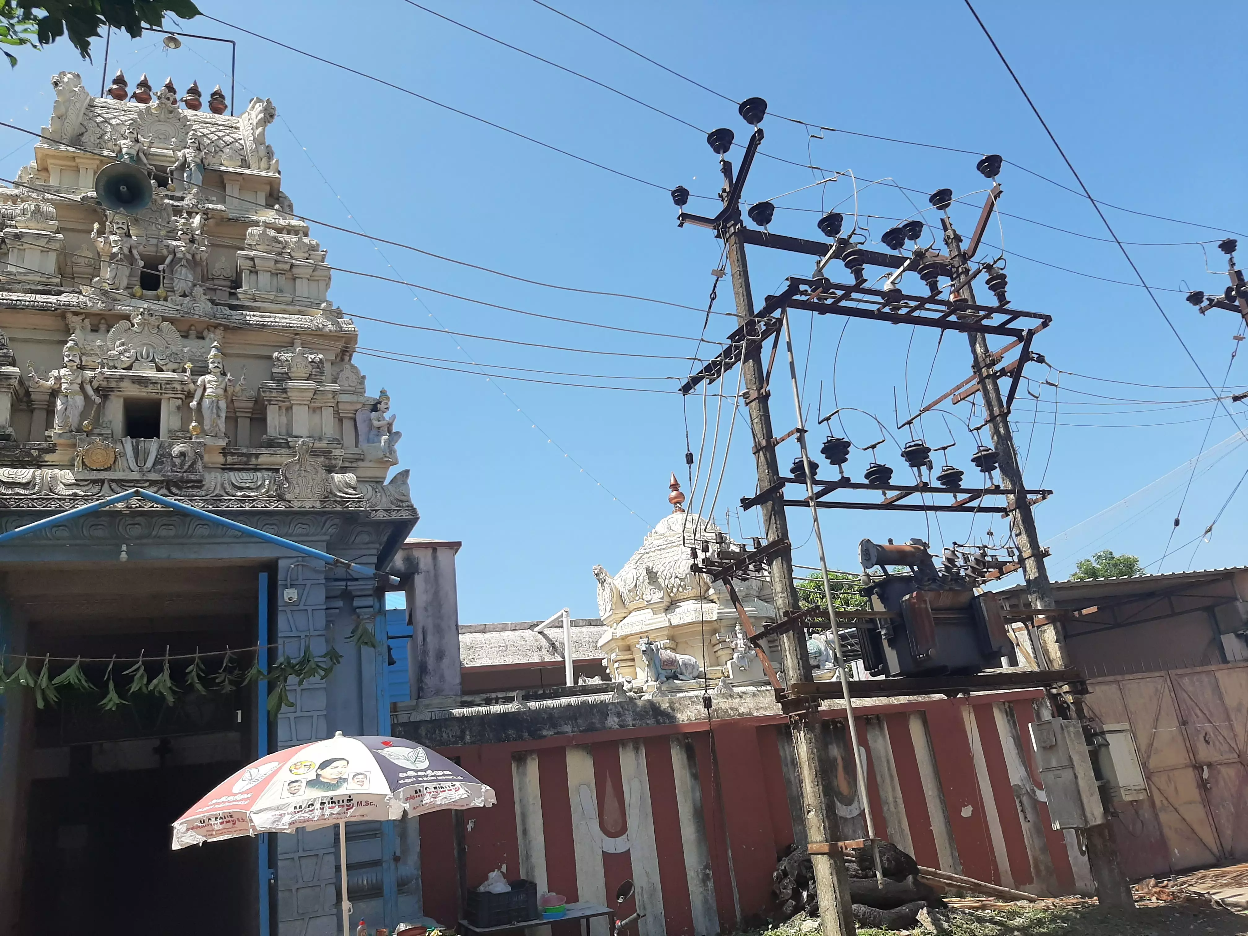 அபாயகரமான மின்மாற்றியால் அச்சம் அபாயகரமான மின்மாற்றியால் அச்சம்