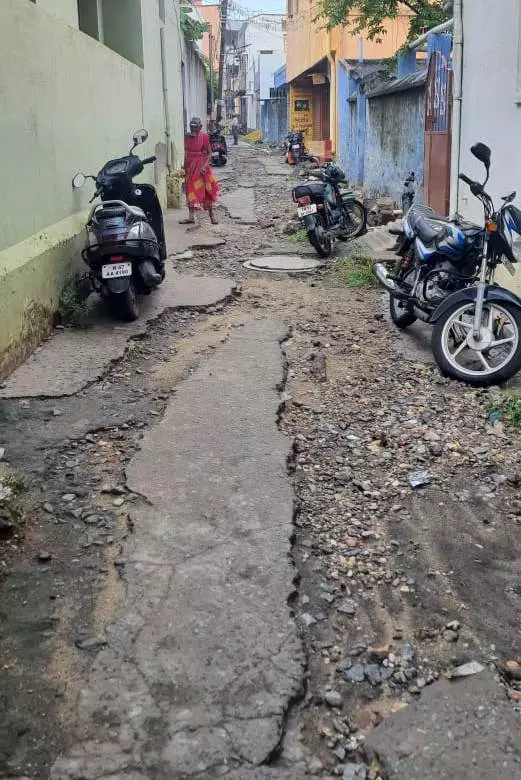 குண்டும், குழியுமான சாலை குண்டும், குழியுமான சாலை