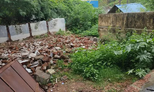 இடிக்கப்பட்ட சுற்றுச்சுவரை கட்டுவார்களா?