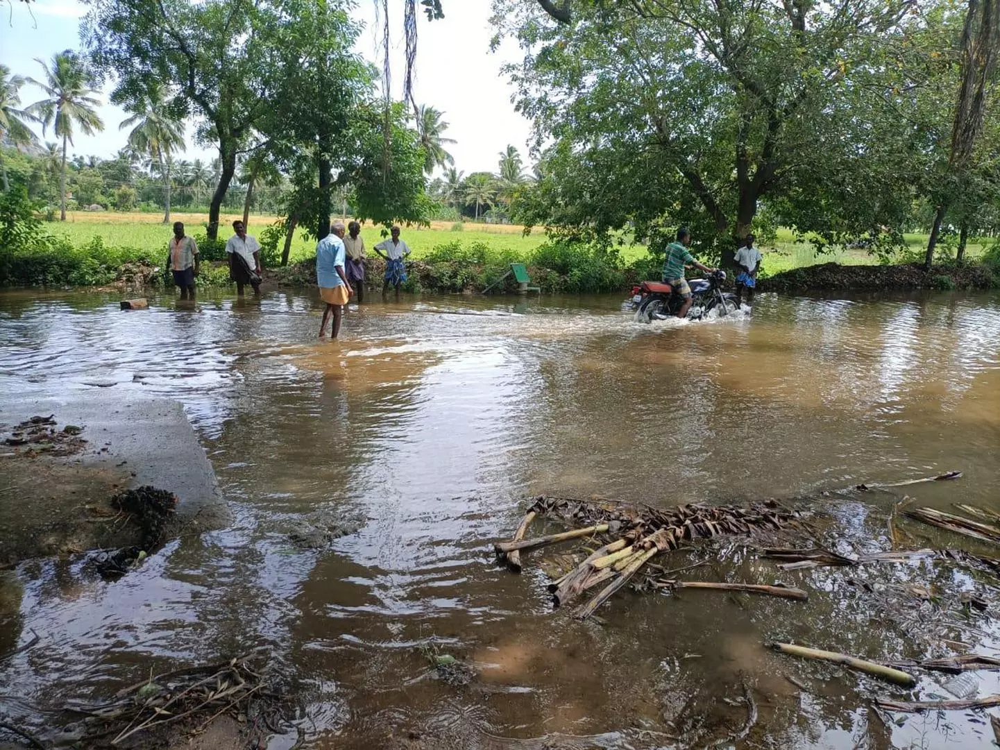 கால்வாைய சீரமைக்க வேண்டும்