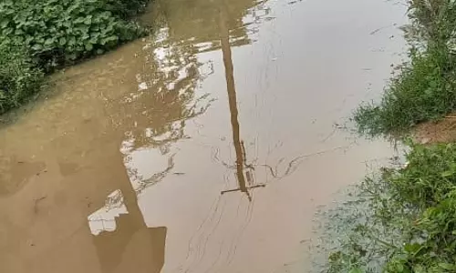 சாலையில் தேங்கி நிற்கும் மழைநீர் சாலையில் தேங்கி நிற்கும் மழைநீர்