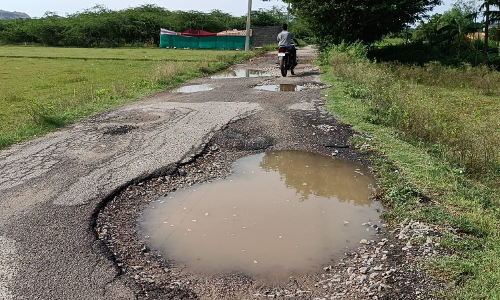 சாலையில் ராட்சத பள்ளம்