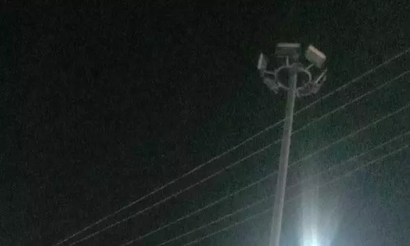 ஒளிராத உயர் கோபுர மின்விளக்குகள்