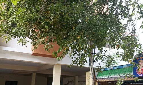 ஆபத்தாக தொங்கும் வயர்கள்