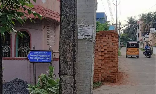 சிதிலமடைந்த மின்கம்பம்