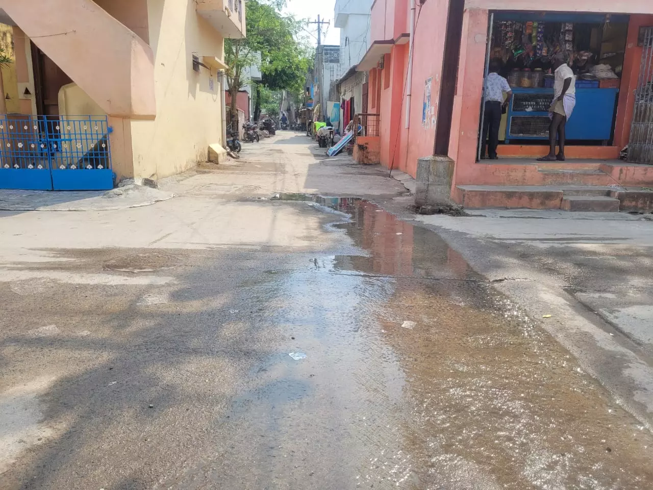 சாலையில் கசியும் கழிவுநீர்