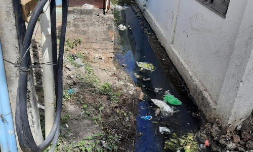 கழிவுநீர் கால்வாயில் அடைப்பு