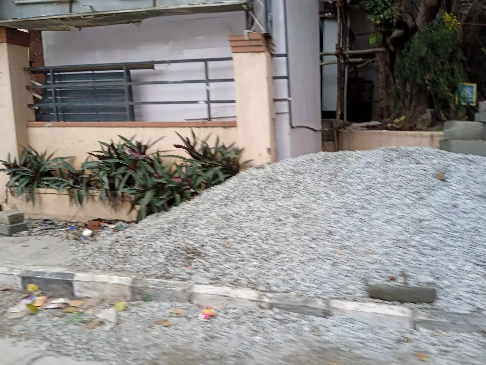 நடைபாதையில் கிடக்கும் ஜல்லி கற்கள் நடைபாதையில் கிடக்கும் ஜல்லி கற்கள்