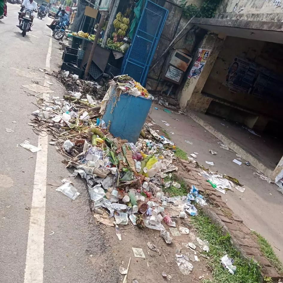 கடைவீதியில் குப்பைமேடு கடைவீதியில் குப்பைமேடு