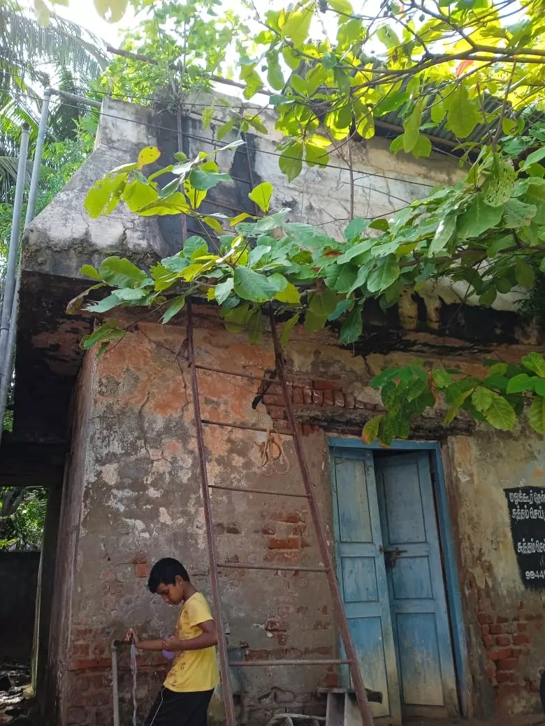 ஆபத்தான நிலையில் குடிநீர்தேக்கத்தொட்டி