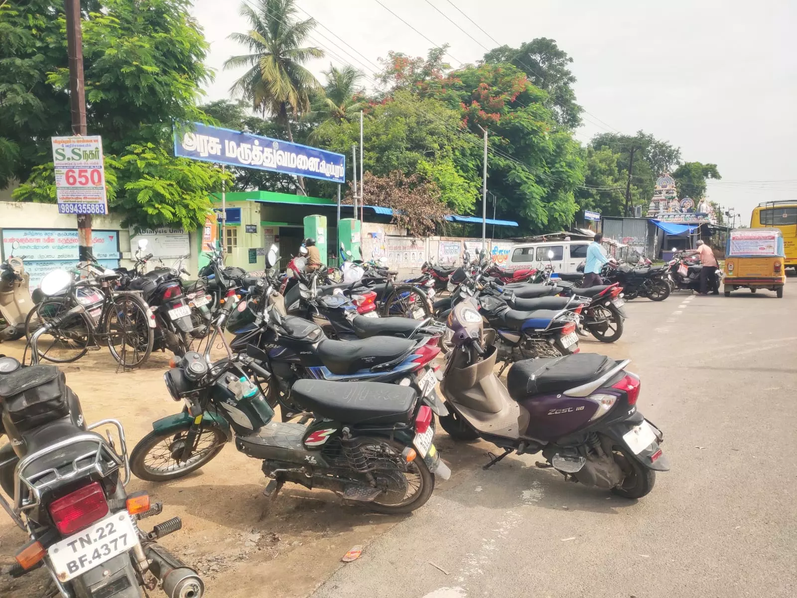 தாறுமாறாக நிறுத்தப்படும் வாகனங்களால் போக்குவரத்து நெரிசல் தாறுமாறாக நிறுத்தப்படும் வாகனங்களால் போக்குவரத்து நெரிசல்