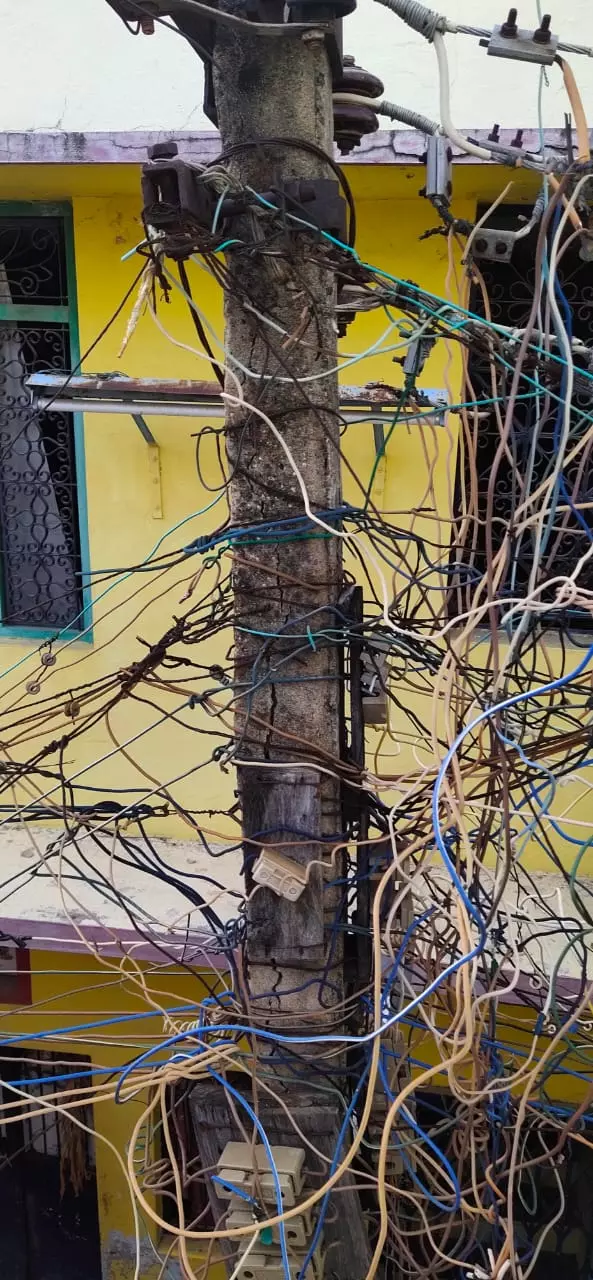 சேதமடைந்த மின்கம்பம்