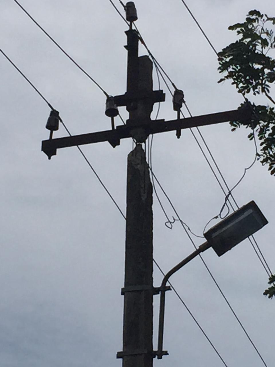 உடைந்த மின்கம்பம்