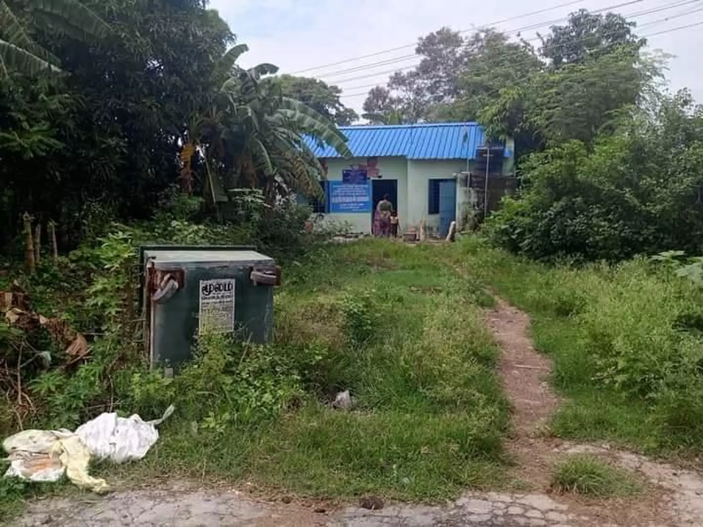 புதர்மண்டி கிடக்கும் அங்கன்வாடி மையம்