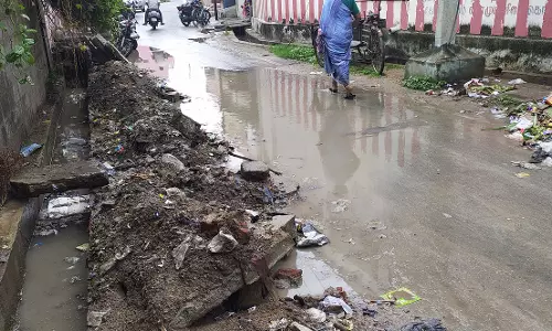 கால்வாய் கழிவுகளை அகற்ற வேண்டும்