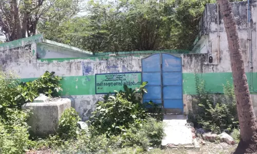 புதர்மண்டி கிடக்கும் சுகாதார வளாகம் புதர்மண்டி கிடக்கும் சுகாதார வளாகம்