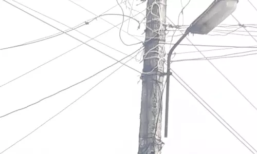 சேதமடைந்த மின்கம்பம்