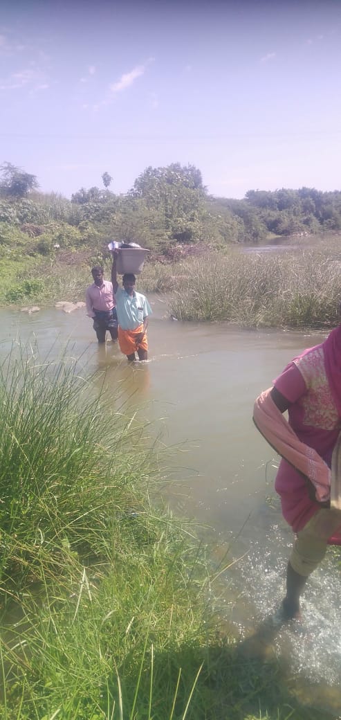 ஓடையின் குறுக்கே பாலம் கட்டுவது அவசியம்