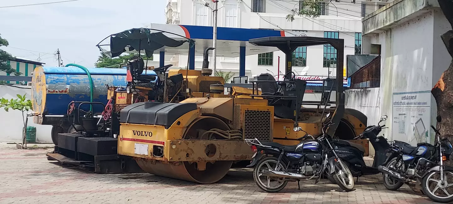 வாகனங்கள் நிறுத்துவதை தடுக்க வேண்டும் வாகனங்கள் நிறுத்துவதை தடுக்க வேண்டும்