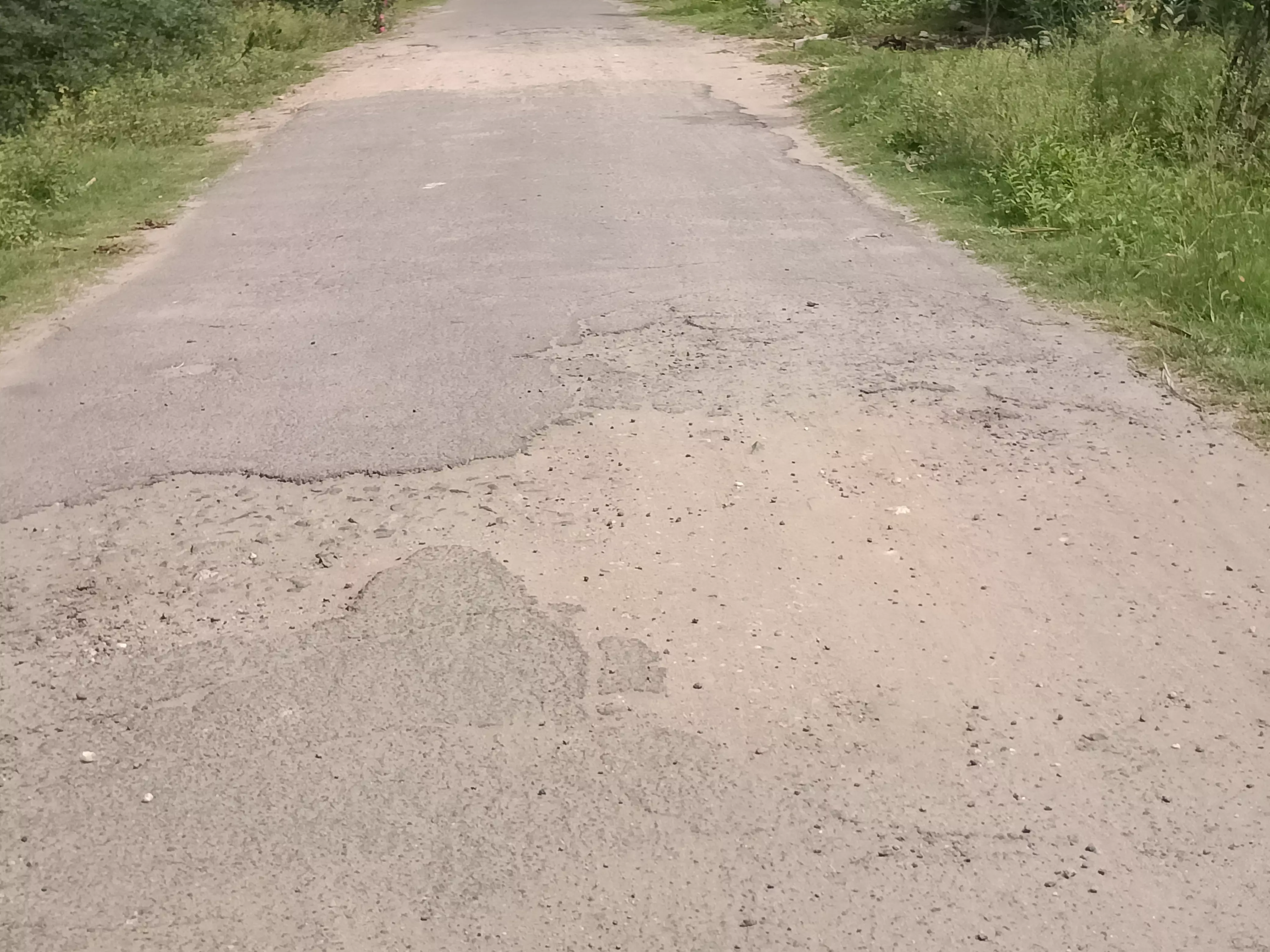 குண்டும், குழியுமான தார்சாலை