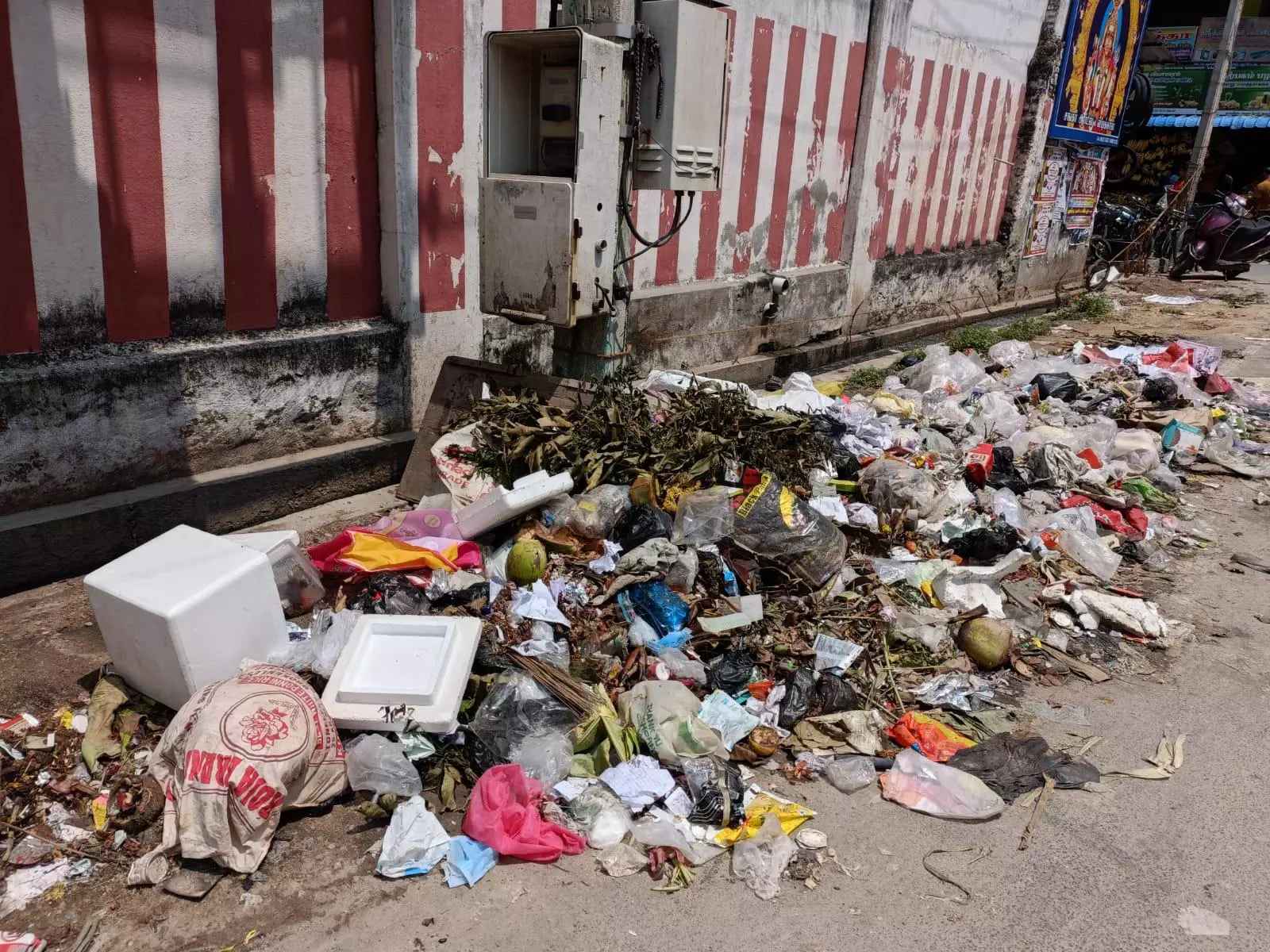 குப்பைகளை அகற்ற வேண்டும்