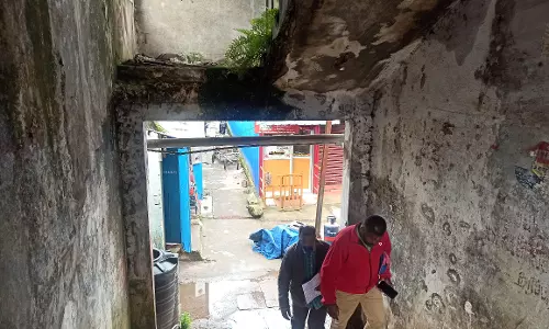 இடியும் நிலையில் உள்ள மார்க்கெட் கட்டிடம் இடியும் நிலையில் உள்ள மார்க்கெட் கட்டிடம்