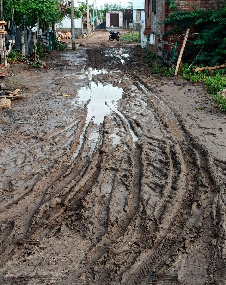 சேறும், சகதியுமான சாலை