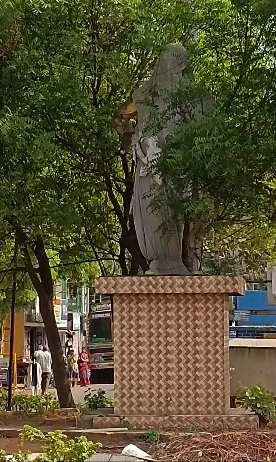 மூடப்பட்டுள்ள சிவாஜி சிலை