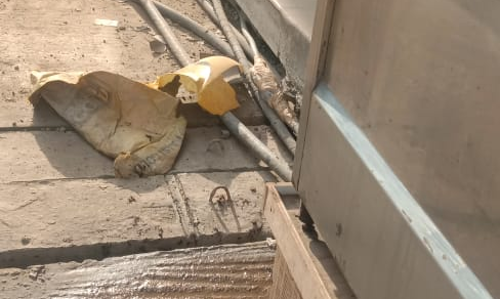 கால்வாய் அருகே ஆபத்தான கேபிள்கள்