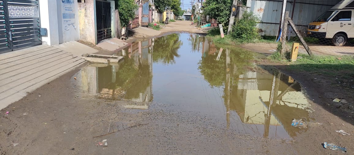 குடியிருப்புகளில் தேங்கும் மழைநீர் குடியிருப்புகளில் தேங்கும் மழைநீர்