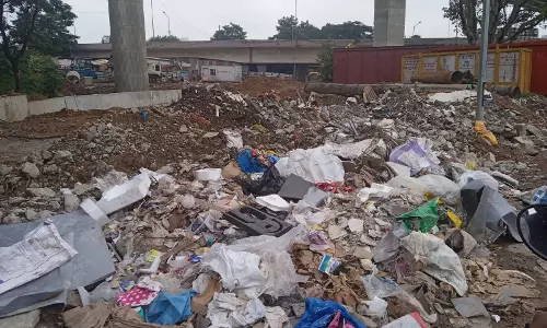 மலைபோல் குவிந்து கிடக்கும் குப்பை கழிவுகள் மலைபோல் குவிந்து கிடக்கும் குப்பை கழிவுகள்