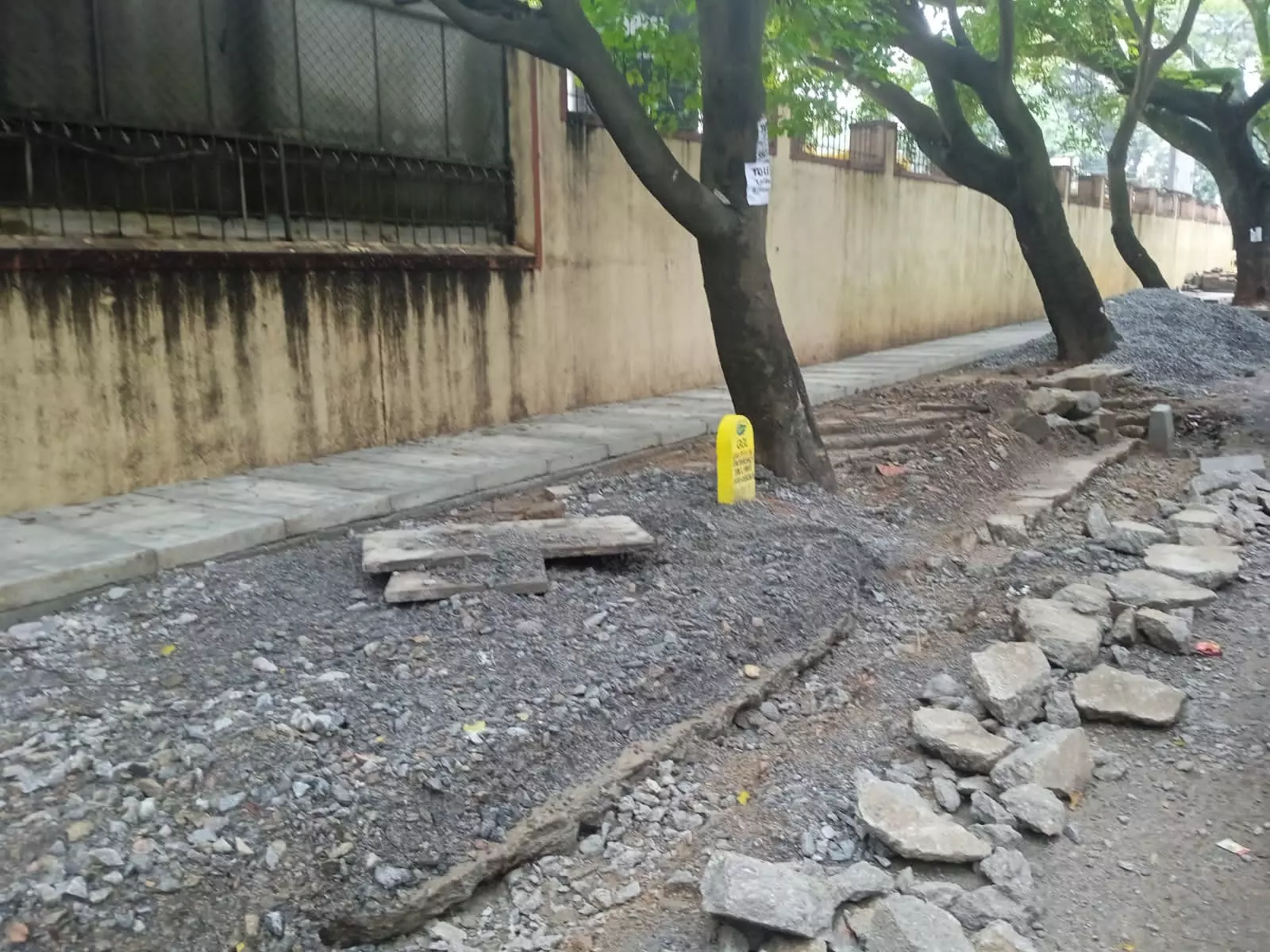 ஆமை வேகத்தில் நடைபெறும் நடைபாதை பணிகள் ஆமை வேகத்தில் நடைபெறும் நடைபாதை பணிகள்