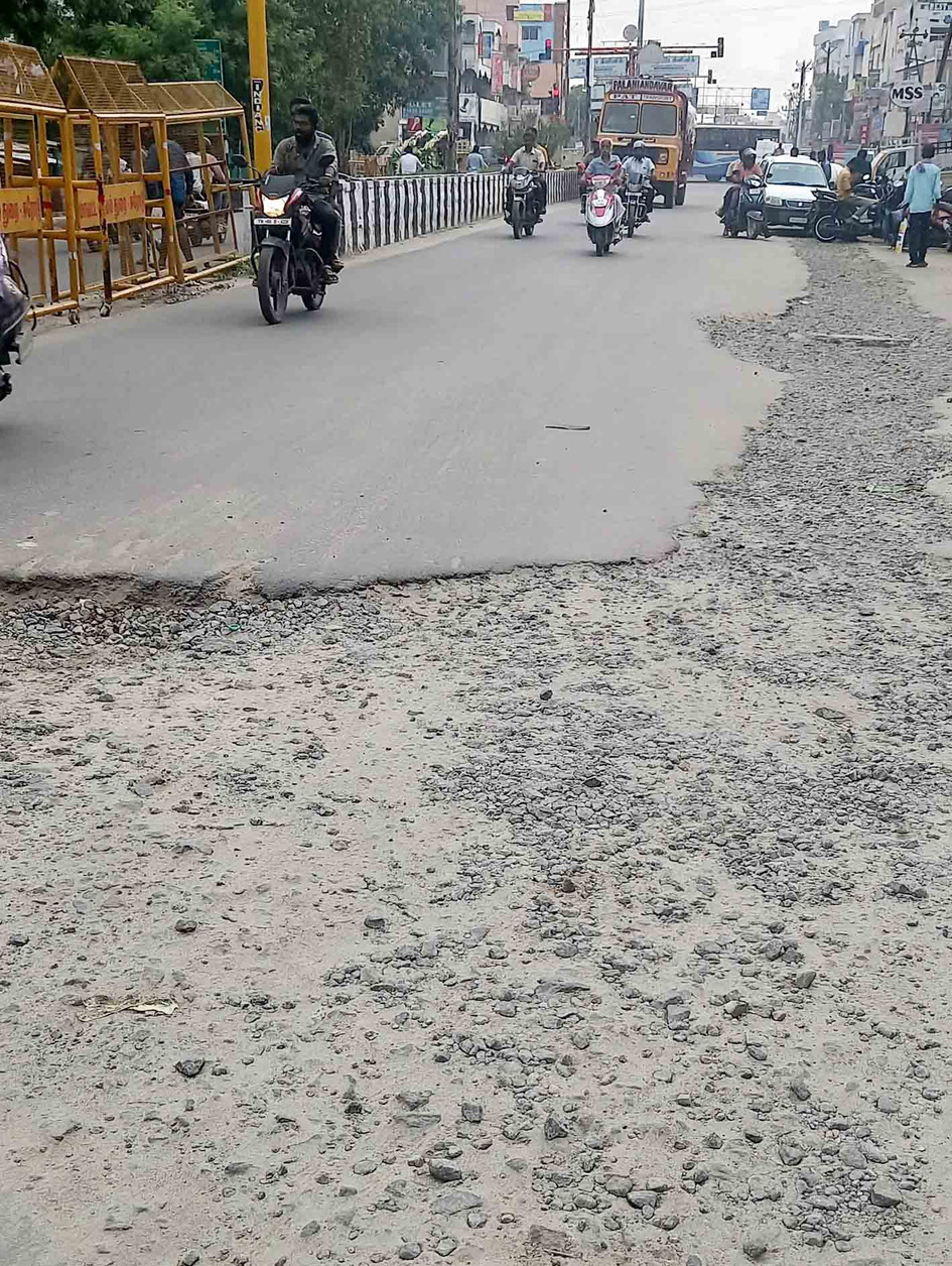 குண்டும்-குழியுமான சாலை குண்டும்-குழியுமான சாலை