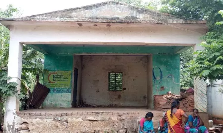 சேதம் அடைந்த நாடகமேடை