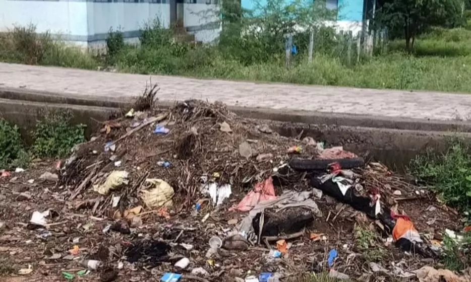 குடியிருப்பு பகுதியில் குப்பைகள்