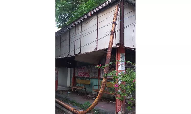 சேதமடைந்த பயணிகள் நிழற்குடை சேதமடைந்த பயணிகள் நிழற்குடை