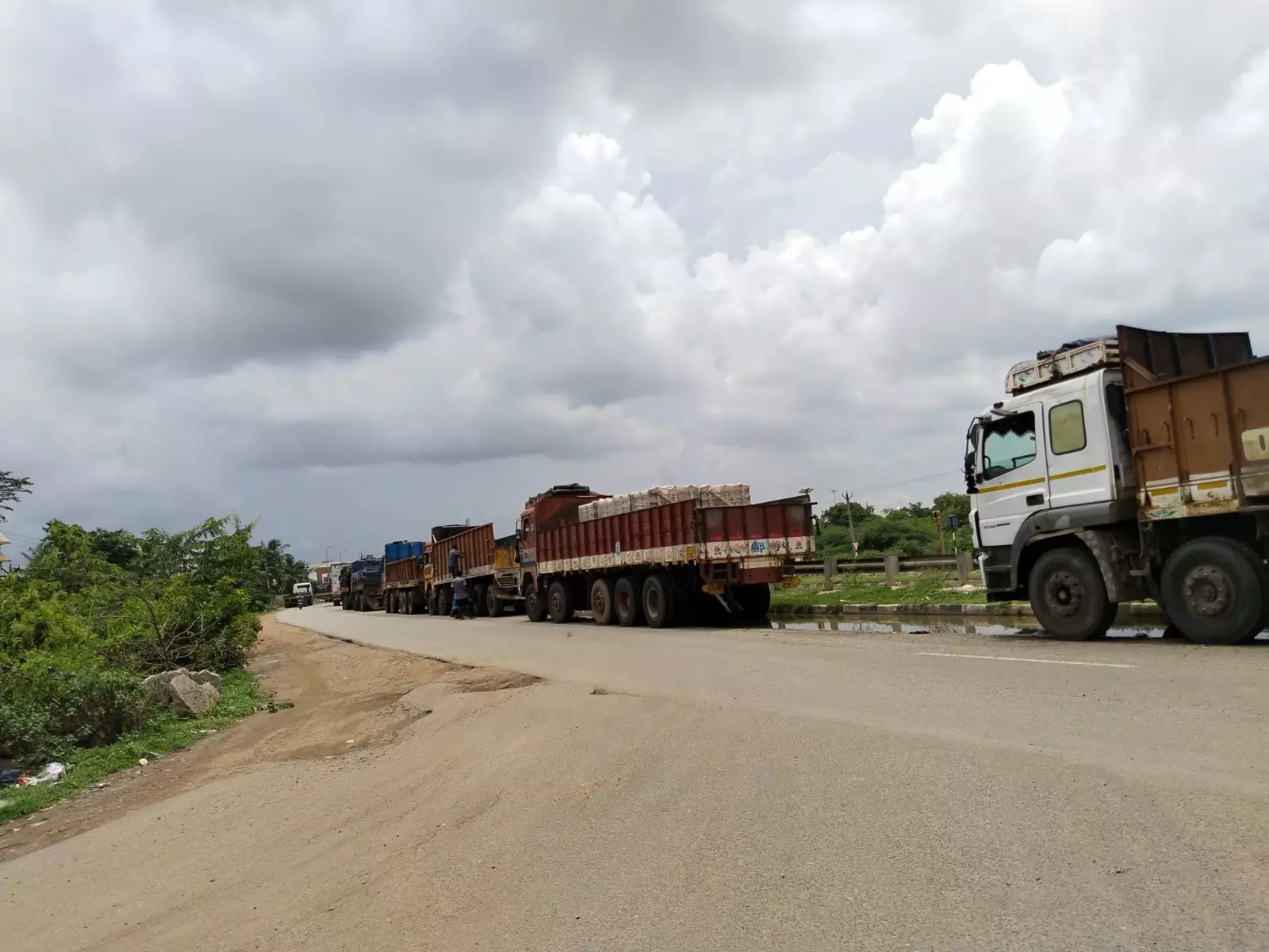 வாகனங்களால் இடையூறு