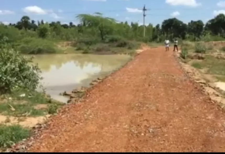 குளம் ஆக்கிரமிப்பு குளம் ஆக்கிரமிப்பு