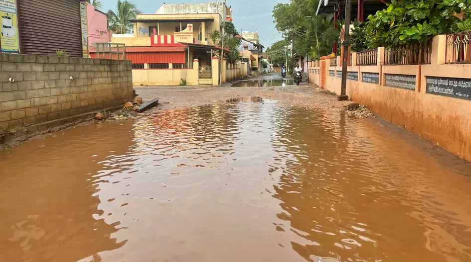 குளம்போல் தேங்கிய மழைநீர் குளம்போல் தேங்கிய மழைநீர்