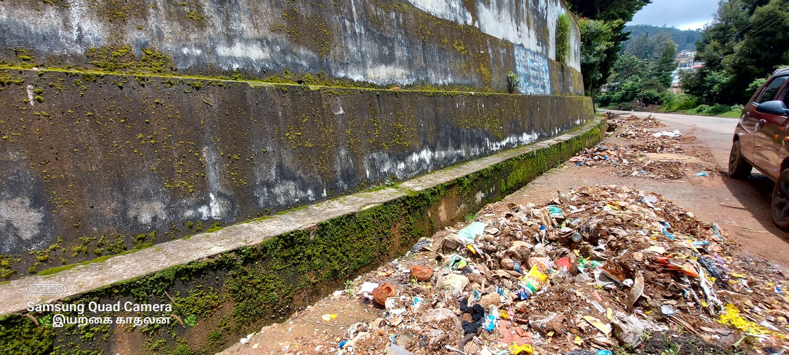 சாலையில் தேங்கி கிடக்கும் கழிவுகள் சாலையில் தேங்கி கிடக்கும் கழிவுகள்