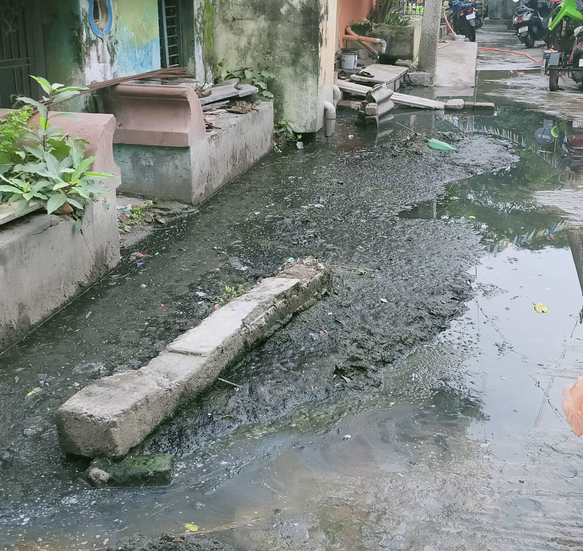 சாலையில் பெருக்கெடுத்து ஓடும் கழிவுநீர்