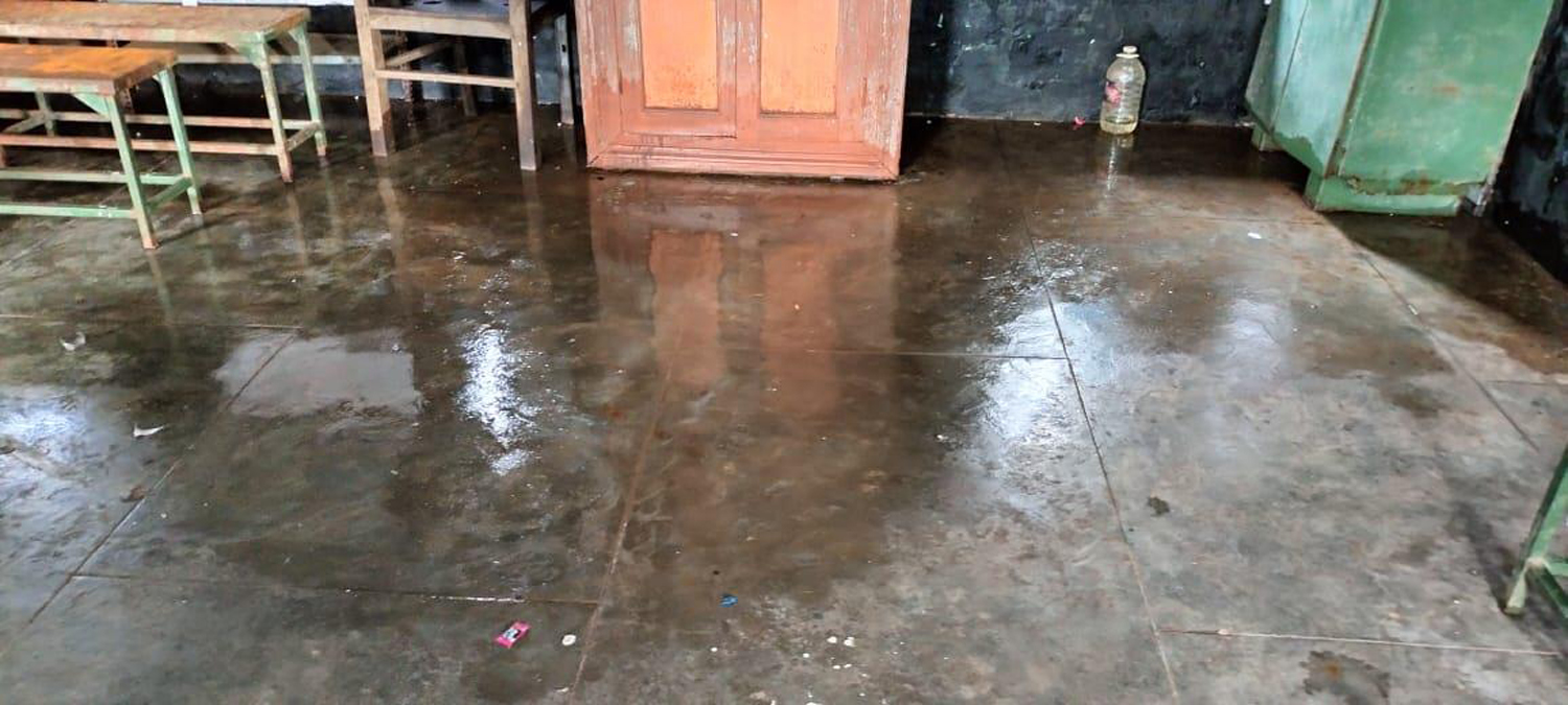 வகுப்பறைக்குள் மழைநீர் தேங்கும் அவலம்